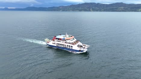 Ferry-Que-Conecta-Numerosas-Islas-Repartidas-Por-El-Extenso-Lago