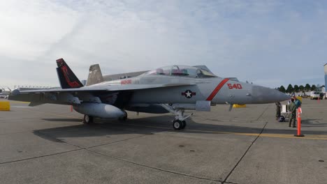 Avión-De-Combate-De-La-Marina-Estadounidense-En-La-Pista.