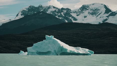 Vista-Panorámica-De-Icebergs-Flotantes-En-El-Lago-Argentina-En-El-Calafate,-Patagonia,-Argentina