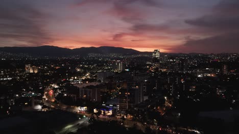 Brillante-Orangetöne-Erhellen-Den-Abendhimmel-Im-Südlichen-Teil-Von-Mexiko-Stadt