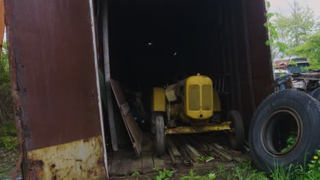 Tractor-Abandonado-Sentado-En-Un-Contenedor-De-Envío-Protegido-De-Los-Elementos-Esperando-Ser-Restaurado