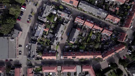 Langsame-Luftaufnahme-Von-Oben-Nach-Unten,-Die-Das-Wohnviertel-Noordveen-In-Einem-Vorort-Von-Zutphen-Mit-Deutlicher-Form-Zeigt