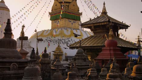 Mittlere-Aufnahme-Der-Hauptstupa-Und-Statuen-Im-Affentempel-Bei-Sonnenaufgang,-Kathmandu,-Nepal