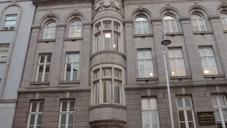 Imagen-Inclinada-De-La-Arquitectura-Exterior-Del-Centro-Médico-Mercer-Bajo-Un-Cielo-Nublado-En-Dublín,-Irlanda