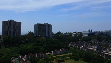 Lado-De-La-Mañana-Durban-Sudáfrica-En-Un-Día-Caluroso-Semi-Nublado-En-Verano-Drone-Volando-Pan