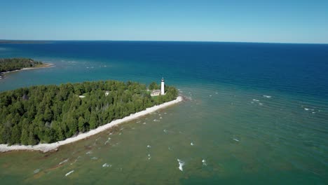 Toma-Aérea-De-Un-Dron-Volando-Hacia-El-Antiguo-Faro-De-Jaula-De-Pájaros-Del-Puerto-De-Baileys