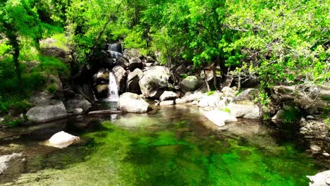 Wasserfall-In-Den-Bergen-Im-Dschungel