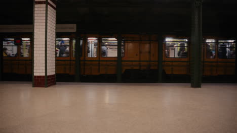 Tren-De-Metro-Llegando-Y-Parando-En-La-Estación