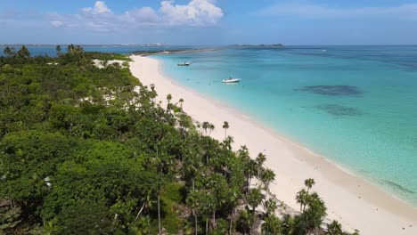 Klarer-Sand,-Türkisfarbenes-Wasser-Und-Ein-Unglaublicher-Himmel-Auf-Rose-Island,-Bahamas