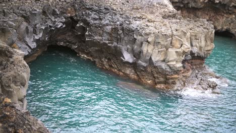 Natürliche-Meereshöhle-Zwischen-Den-Felsen-An-Einem-Ruhigen-Tag