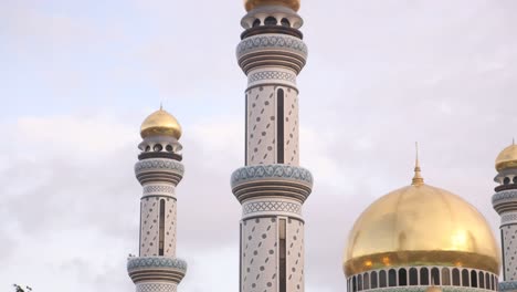 Cúpula-Dorada-Y-Minaretes-Imponentes-De-La-Mezquita-Jame&#39;-Asr-Hassanil-Bolkiah-En-Bandar-Seri-Bagawan-En-Brunei-Darussalam