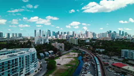 Horizonte-De-Miami-Y-Tren-Sobre-Vías-Elevadas:-Perspectiva-Aérea