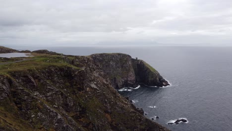 Imágenes-De-Drones-De-Los-Acantilados-De-Slieve-League-En-La-Costa-De-Irlanda-En-Un-Día-Nublado