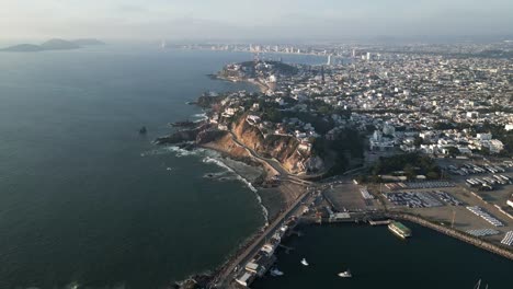 Luftdrohne-Fliegt-über-Mazatlan,-Sinaloa,-Mexiko,-Panoramaaussicht-Auf-Die-Blaue-Meeresküste-Und-Die-Architektur-Und-Den-Natürlichen-Reiseort-Lateinamerikas-Und-Des-Pazifischen-Ozeans