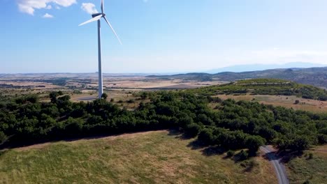 Luftaufnahme-Von-Windgeneratoren-Am-Doiran-See,-Griechenland,-Filmmaterial
