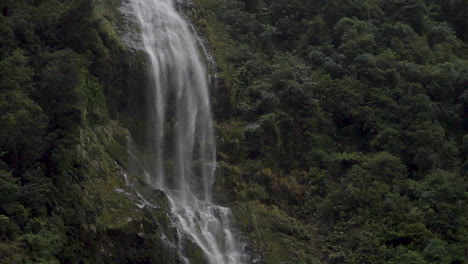 Zeitlupen-Aufnahmen-Eines-Dreizackigen-Wasserfalls-In-Doubtful-Sound-–-Patea,-Neuseeland