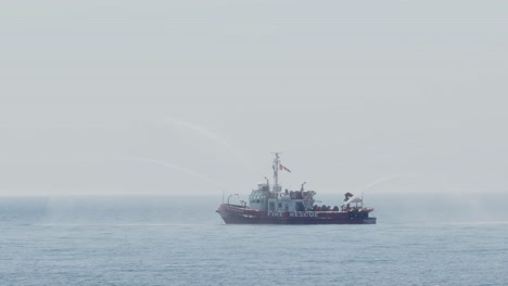 Feuerlöschboot-Spritzt-Wasser-In-Einen-See