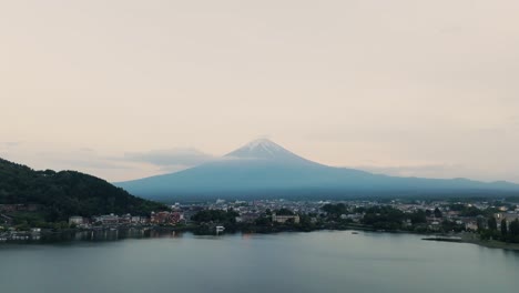 Vista-Panorámica-Del-Hermoso-Lago-Kawaguchi-Frente-A-La-Montaña-Nevada-Fuji,-Japón