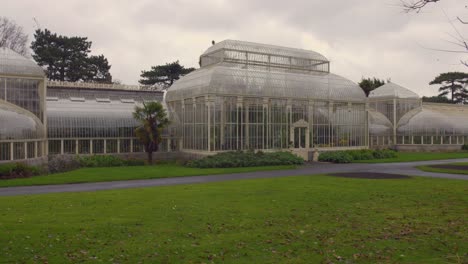 Profilansicht-Des-National-Botanic-Gardens-Of-Ireland-Unter-Bewölktem-Himmel-In-Glasnevin,-Irland