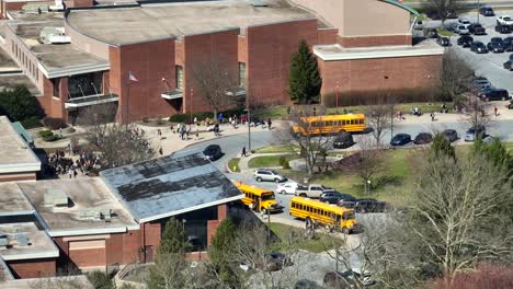 Varios-Autobuses-Escolares-Amarillos-Que-Llegan-A-La-Escuela-Secundaria-De-Warwick