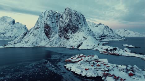 Vista-Aérea-Del-Hermoso-Paisaje-De-Las-Islas-Lofoten-Durante-El-Invierno