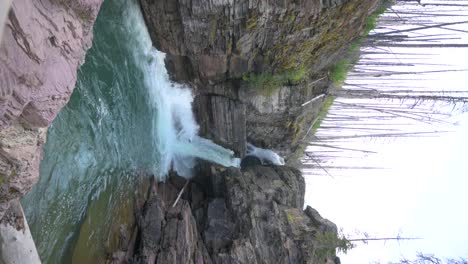 St.-Mary-Falls-Im-Glacier-Nationalpark-An-Einem-Bewölkten-Tag,-Vertikal