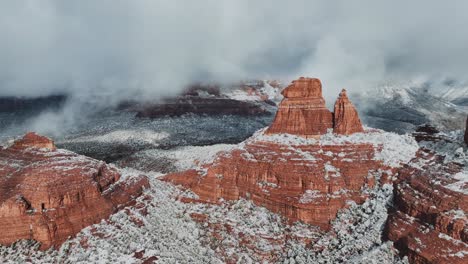 Niedrige-Wolken-Verhüllen-Schneebedeckte-Rote-Felsen-In-Sedona,-Arizona,-USA