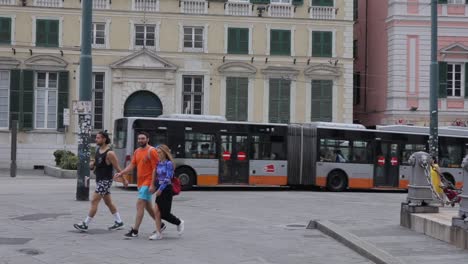 Autobús-Segmentado-Circulando-Por-Calles-Pavimentadas-De-Izquierda-A-Derecha,-En-Una-Ciudad-Tradicional-Europea