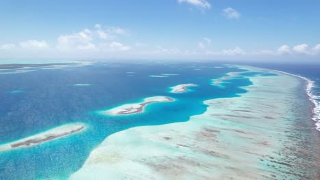 La-Barrera-Oriental-De-Los-Roques-Con-Aguas-Cristalinas,-Vista-Aérea