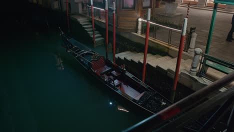 Einsame-Gondel-Auf-Einem-Venezianischen-Kanal-In-Der-Nacht