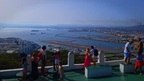 Touristen-Beobachten-Die-Wunderschöne-Stadtlandschaft-Neben-Einem-Meer-Von-Einem-Aussichtspunkt-In-Gibilterra