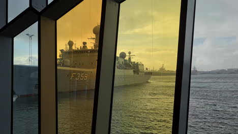 Reykjavík,-Island,-Dänisches-Patrouillenschiff-HDMS-Vädderen-F359-Im-Hafen,-Blick-Vom-Harpa-Konzertsaal
