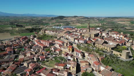Wunderschönes-Dorf-Briones-In-La-Rioja,-Nordspanien---Luftaufnahme-4k
