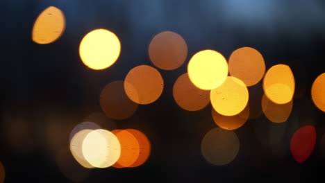 Blurry-bokeh-background,-traffic-light-at-night
