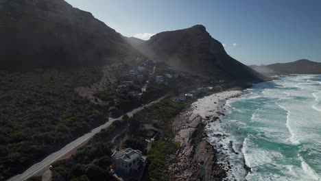 Carretera-Escénica,-Montañas-Y-Océano-En-Ciudad-Del-Cabo,-Sudáfrica---Retirada-Aérea