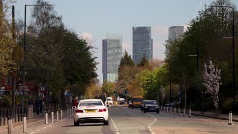 Skyline,-Wolkenkratzer-Im-Stadtteil-Castlefield-Im-Zentrum-Von-Manchester,-Großbritannien,-Statische-Straßenansicht,-Straßenverkehr-Am-Stadtrand