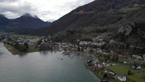 Gemeinde-Am-Seeufer-Mit-Booten-Und-Hotels-Mit-Blick-Auf-Das-Wasser-Im-Walensee,-Schweiz