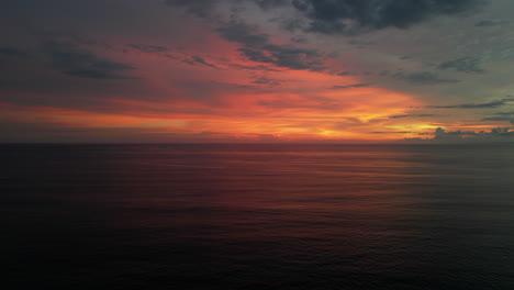 Roter-Sonnenuntergang,-Während-Fischerboote-Den-Horizont-An-Der-Westküste-Balis-In-Indonesien-Erobern