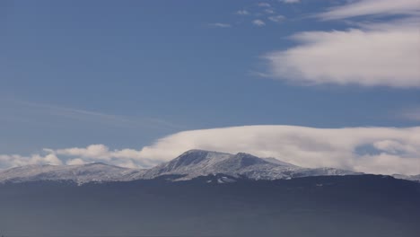 Lapso-De-Tiempo-De-Montañas-De-Nubes-Pasando-Sobre-La-Cima-Nevada-De-Vitosha,-Bulgaria