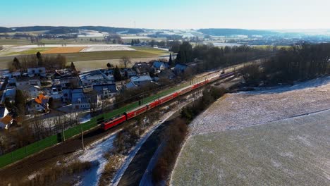 Morgenzug-Gleitet-An-Schneebedeckten-Europäischen-Dörfern-Vorbei