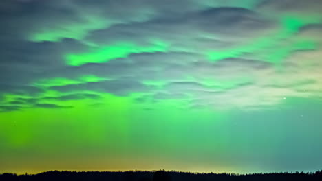 Nubes-Moviéndose-Con-Auroras-Boreales,-Aurora-Boreal,-Lapso-De-Tiempo