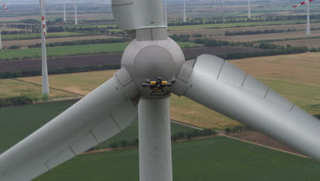 Aufnahmen-Einer-Drohne-Des-Sicherheitsdienstes,-Die-Eine-Windkraftanlage-Aus-Nächster-Nähe-Für-Reparaturen-Inspiziert