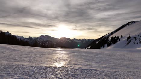 Sonnenuntergang-über-Den-Schneebedeckten-Schweizer-Alpen-Vom-Aussichtspunkt-Vordere-Höhi,-Winterliche-Szene-Mit-Glühendem-Horizont
