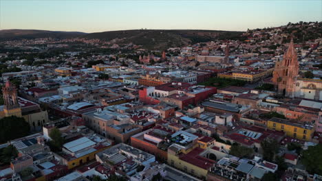 Drone-Sobrevolando-Una-Ciudad-Rica-En-Cultura-E-Idiomas.