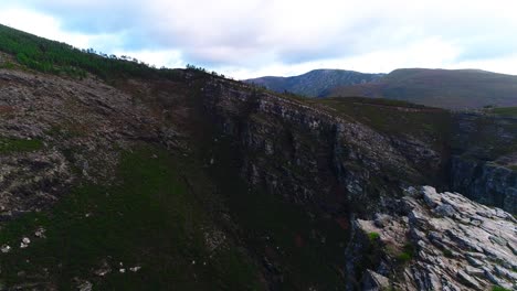 Drohnenaufnahmen-Eines-Berg-Canyon-Tals