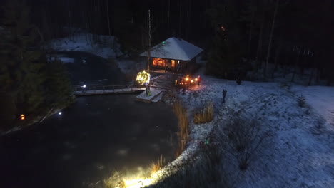 Winterwunderland-Blockhütte-Am-See-Wald-Weihnachtsschmuck-Schnee-Gefrorener-Boden