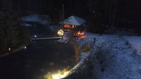 País-De-Las-Maravillas-Invernal-Cabaña-De-Madera-Junto-Al-Lago-Bosque-Decoraciones-Navideñas-Nieve-Suelo-Congelado