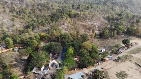 Toma-Aérea-De-La-Premisa-Del-Templo-Con-El-Bosque-Del-Templo-Maa-Kauleshwari,-Chatra,-Jharkhand,-India