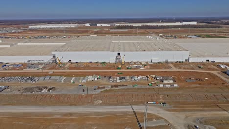 Aerial-pull-away-of-Ford's-Megacampus-BlueOval-City,-showcasing-the-facilities'-innovative-electric-vehicle-and-battery-manufacturing-in-Stanton,-Tennessee