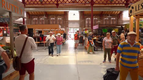 Marché-Couvert-Colmar-Es-Un-Buen-Lugar-Para-Comprar-En-La-Carnicería,-La-Pollería,-La-Quesería,-La-Panadería,-La-Pescadería,-La-Charcutería-O-Incluso-Tomar-Un-Almuerzo-Rápido.